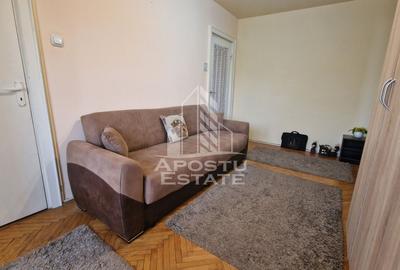 Apartament de vanzare cu 3 camere, centrala proprie, zona Dacia - 1