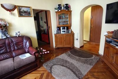 Apartament cu 3 camere semidecomandat în P-ța Dorobanți