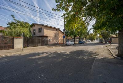 Două case. O singură curte. Mai multe feluri de a spune „acasă” - 24