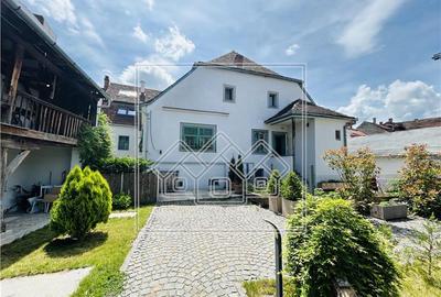 Duplex cu 13 camere în Central