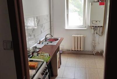 Apartament cu 3 camere semidecomandat, mobilat în Dacia