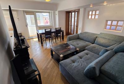 Apartament cu 4 camere semidecomandat, mobilat în Decebal