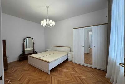 Apartament cu 3 camere semidecomandat, mobilat în Ultracentral