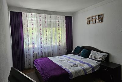 Apartament cu 3 camere semidecomandat, mobilat în Podu Roș
