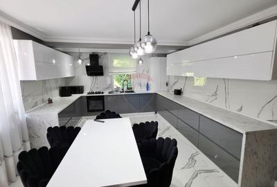 Apartament cu 5 camere de vânzare în zona Precista - 1