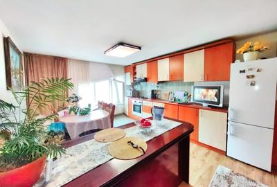 Apartament cu 3 camere semidecomandat în Plopilor