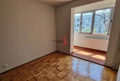Apartament cu 3 camere semidecomandat în Titan