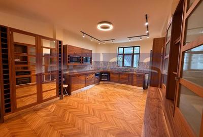 Apartament cu 4 camere în Ultracentral