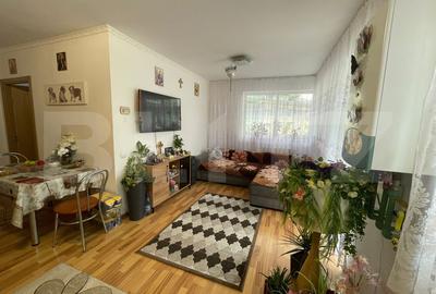 Apartament cu 3 camere semidecomandat, mobilat în Florești