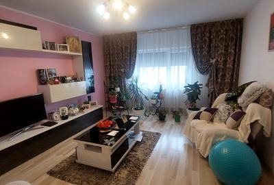 Apartament cu 3 camere decomandat în Micro 17