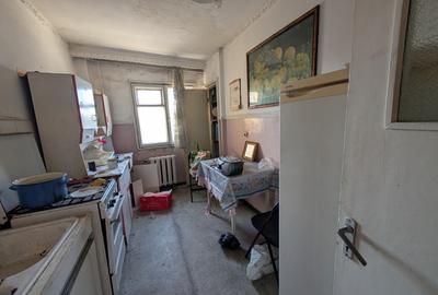 Apartament cu 3 camere decomandat în Republicii