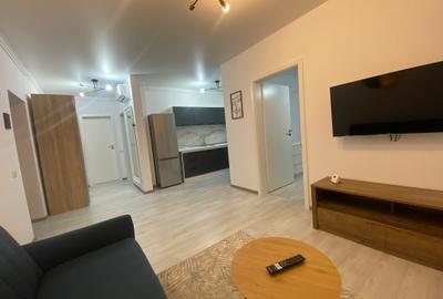 Apartament cu 3 camere semidecomandat în Berceni