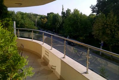 Apartament cu 5 camere decomandat, mobilat în Herăstrău