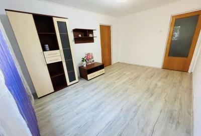 Apartament cu 3 camere decomandat, mobilat în Tei