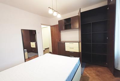 Apartamentul are 3 camere si este situat la etajul 2 , bloc din 1986
