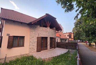 Casă individuală cu 6 camere în Central