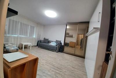 Garsonieră decomandată, mobilată în Vitan Mall