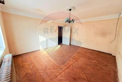 Casă de vanzare cu curte | 4 camere | Zona Gorjului | Teren generos - 4