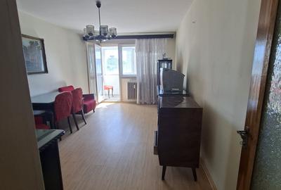 Apartament cu 3 camere decomandat în Obor