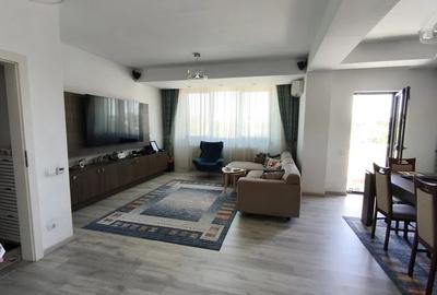 Apartament cu 4 camere decomandat în Est