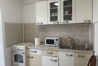 Apartament cu 3 camere decomandat, mobilat în Girocului