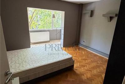 Apartament cu 3 camere decomandat în Girocului