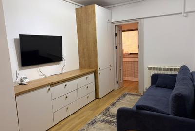 Apartament cu 3 camere semidecomandat în Faleza Nord