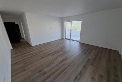 Apartament cu 3 camere semidecomandat în Iris