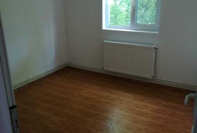 Apartament cu 3 camere semidecomandat în Tătărași