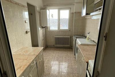 Apartament cu 3 camere decomandat în Podu Roș