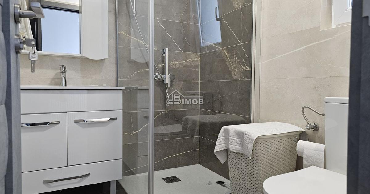 Casă 226 mp cu 5 camere în zona Micro 3, Târgoviște preț 320.000