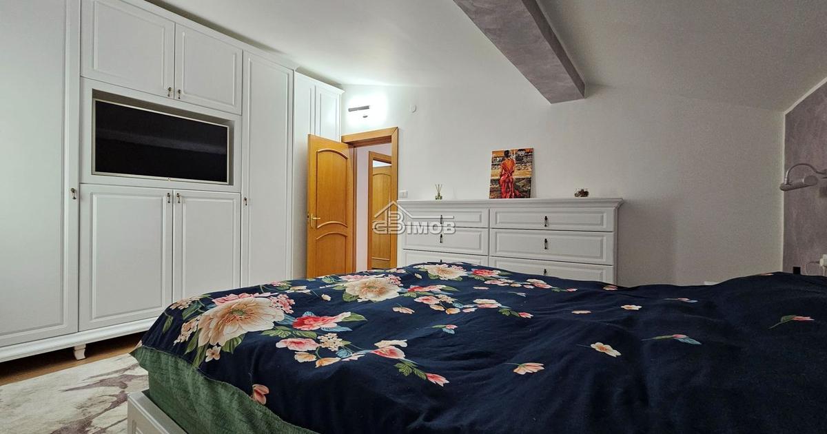 Casă 226 mp cu 5 camere în zona Micro 3, Târgoviște preț 320.000