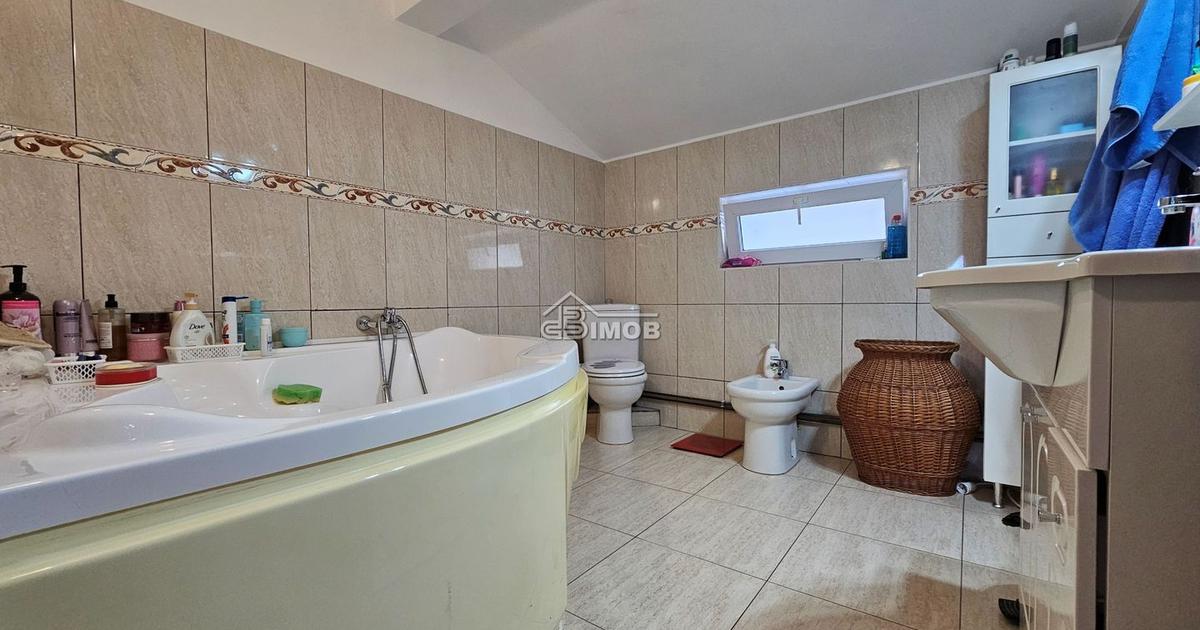 Casă 226 mp cu 5 camere în zona Micro 3, Târgoviște preț 320.000