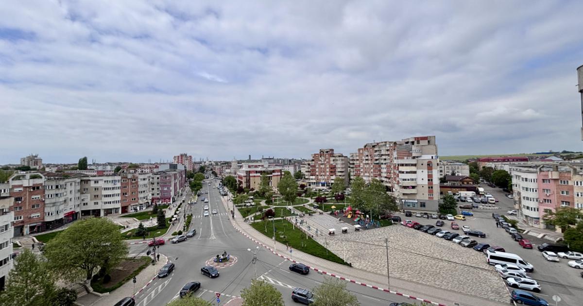 Apartament cu vedere panoramica spre oras - mobilat si utilat ...