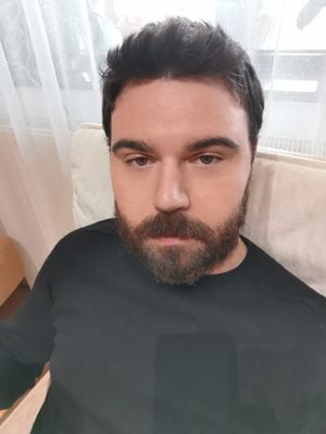 Simon M