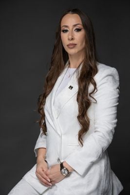  Loredana Menisa