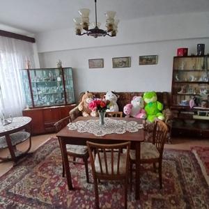 Apartament cu 4 camere decomandat în Periferie