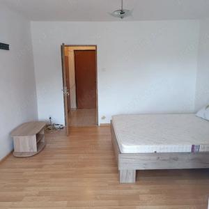 Garsonieră decomandată în Titan