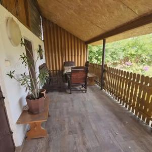 Casă cu 2 camere cu Teren 2500 Mp în Central