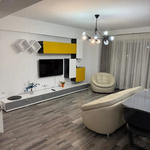 Apartament cu 3 camere decomandat în Tractorul