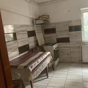 Apartament cu 3 camere semidecomandat în Tineretului