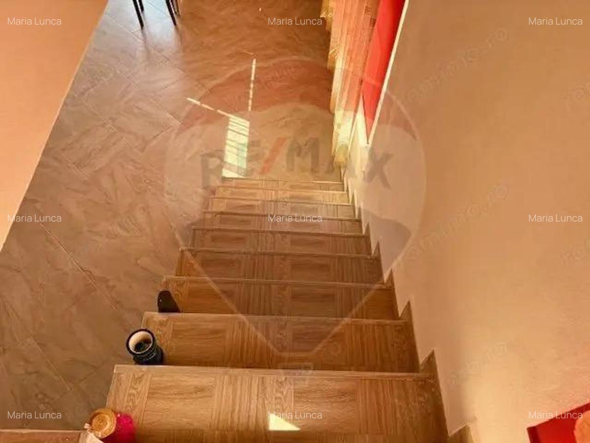 Casa / Vila cu 5 camere de vanzare - 1