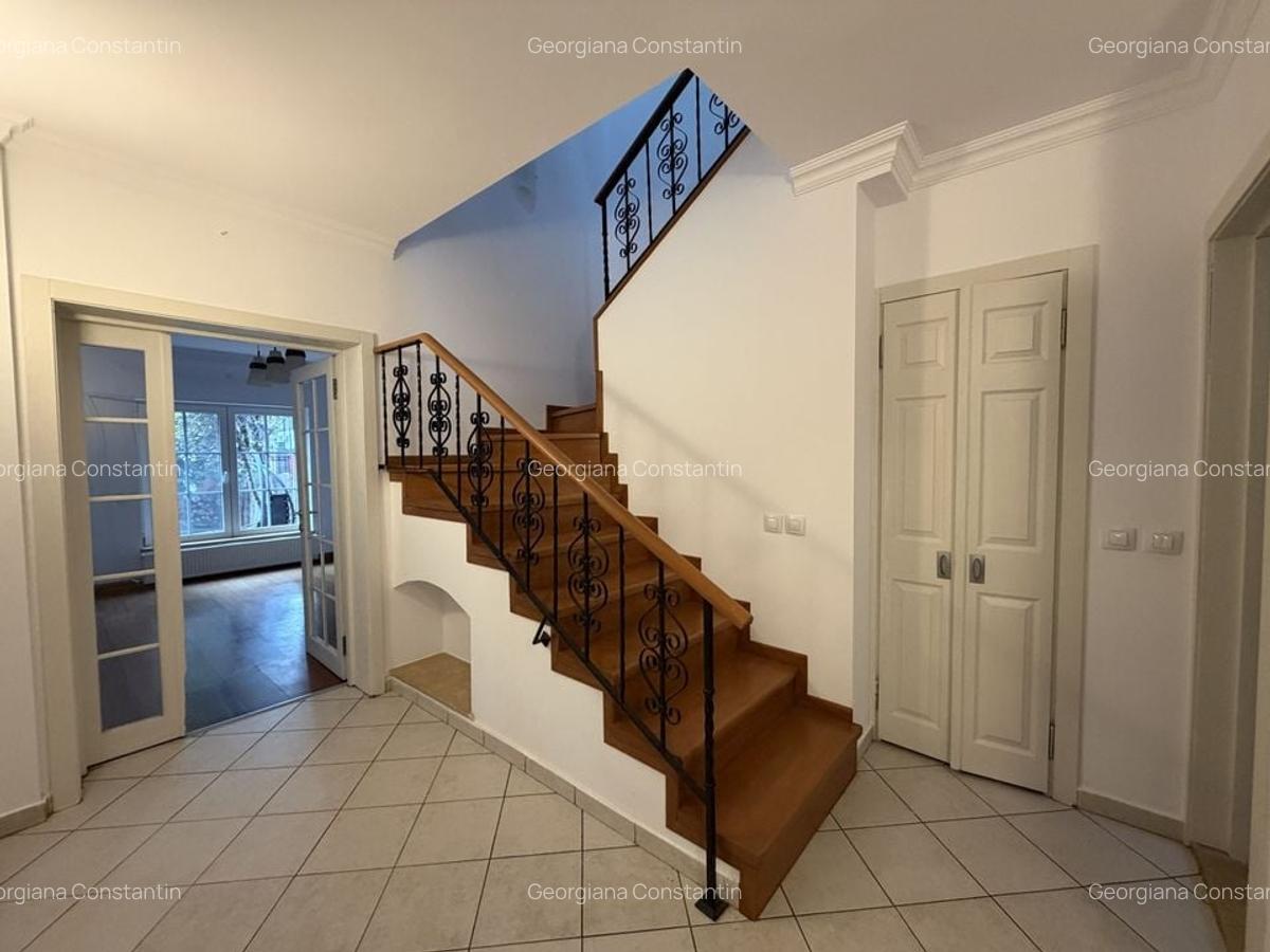 Vila semimobilata  cu 3 dormitoare, piscina exterioara, complex - 8