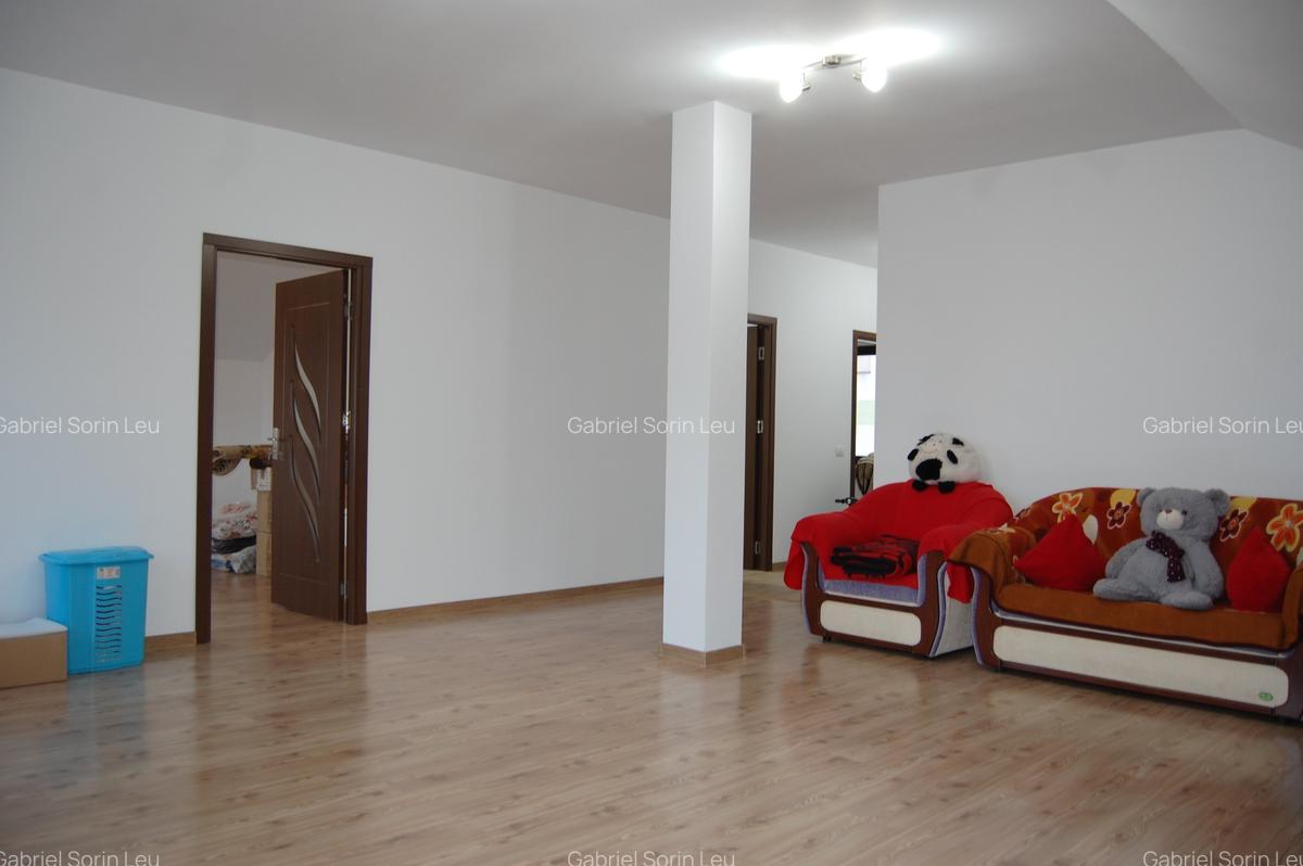 Casă cu 6 camere în Est - 16