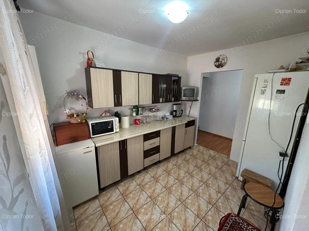 Apartament 3 camere, decomandat - zona Cetate - 6