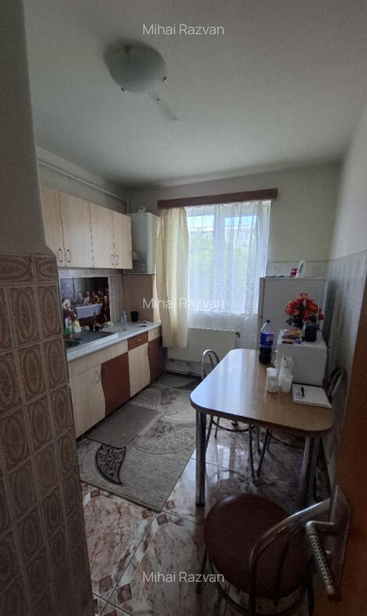 De vanzare apartament 3 camere - 2