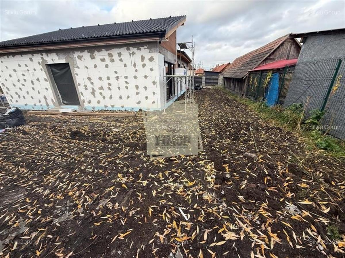 Casa individuala cu 4 camere 3 bai si 390 mp teren in Sura Mica - 6