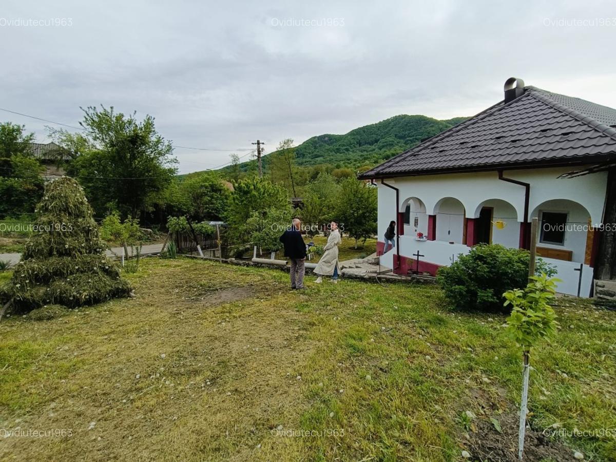 Vand casa la munte ,cu utilitati(apa,en.el)amenajata semirustic,panorama super.! - 9 Vand casa la munte ,cu utilitati(apa,en.el)amenajata semirustic,panorama super.! - 9