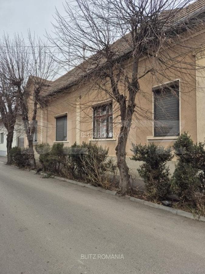 Casa de vanzare, curte comuna cu 1 locatar, 110 mp, zona ultracentrala - 1
