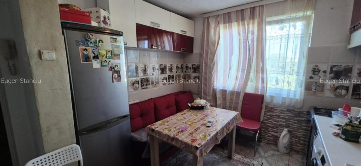 Apartament cu 3 camere semidecomandat, mobilat în Crângași - 1